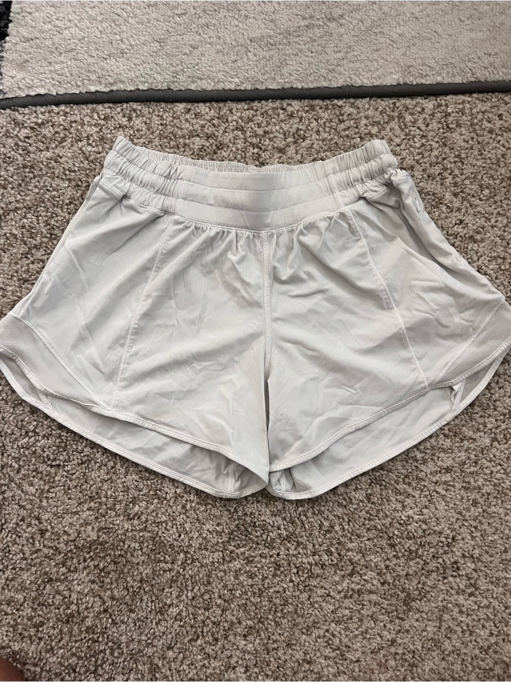 Lululemon Hotty Hot Mid Rise 4” Shorts White *liner cut out Women’s Size 6
